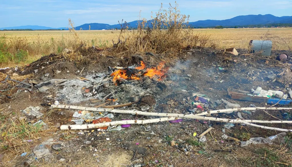 V Kerinovem Grmu znova zagorelo: tokrat gorele pnevmatike in odpadni material