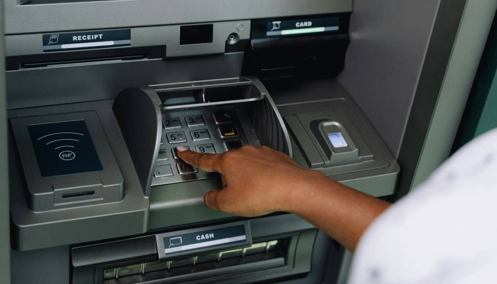 Rop sredi Ljubljane! Na bankomatu dvignil 800 evrov, nato pa grožnja z nožem