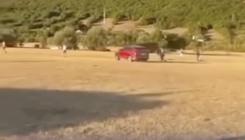 VIDEO: Grozljiv incident na konjskih dirkah, s terencem zapeljal v skupino ljudi in pobegnil
