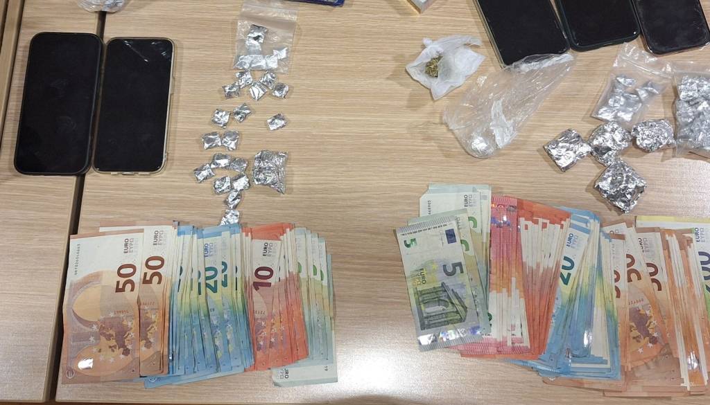 Policisti v Ljubljani ustavili 20-letnika: V avtu več kot 70 zavitkov kokaina, heroin in 5.000 evrov