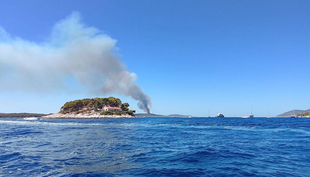 Požar na Peklenskih otokih pri Hvaru: Na teren odšlo 20 gasilcev, prihaja tudi protipožarno letalo