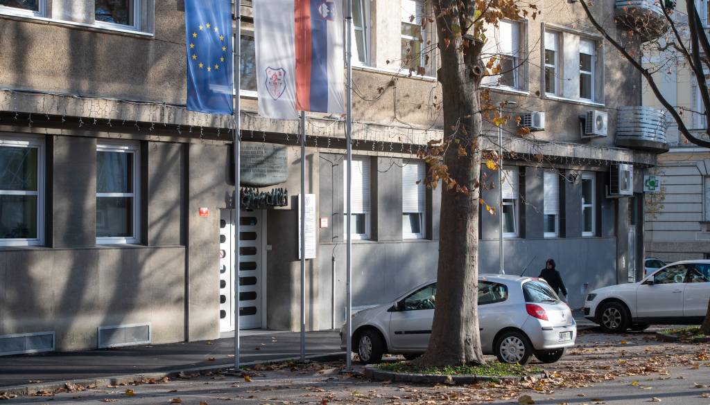 Mariborčani se pritožujejo nad nadlegovanjem pri parkomatu ob zdravstvenem domu: Policija je z razmerami seznanjena
