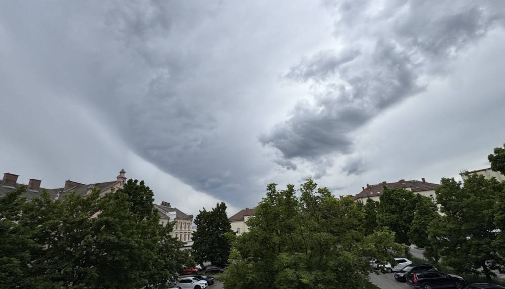 Po sončnem ponedeljku vremenski preobrat: Najprej močne nevihte, nato udar vročine