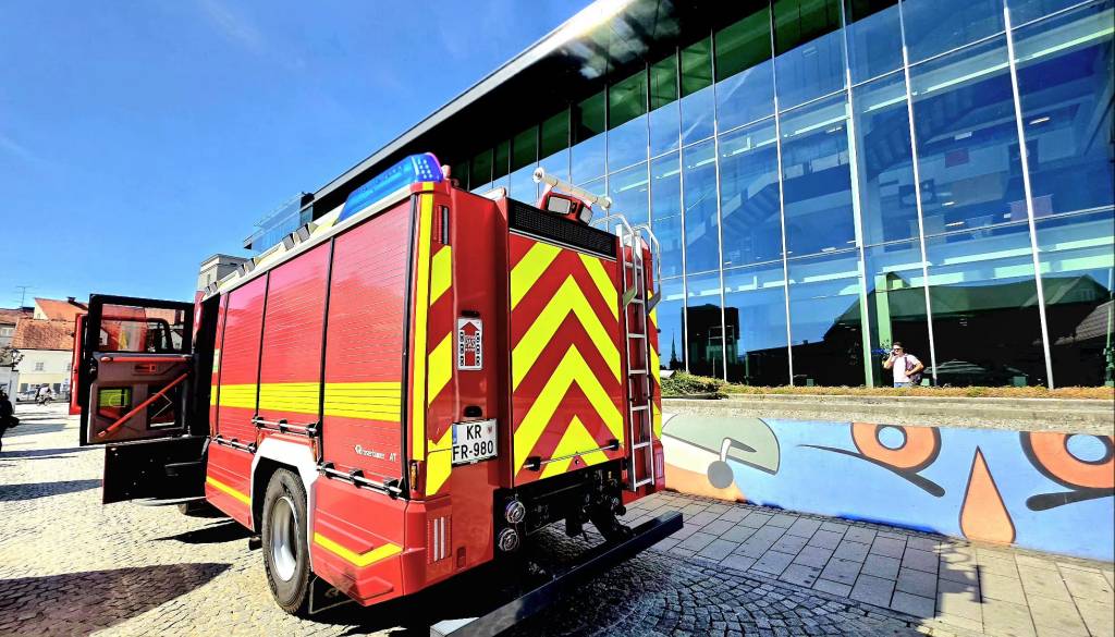 Požarni alarm v središču Kranja: knjižnico morali izprazniti