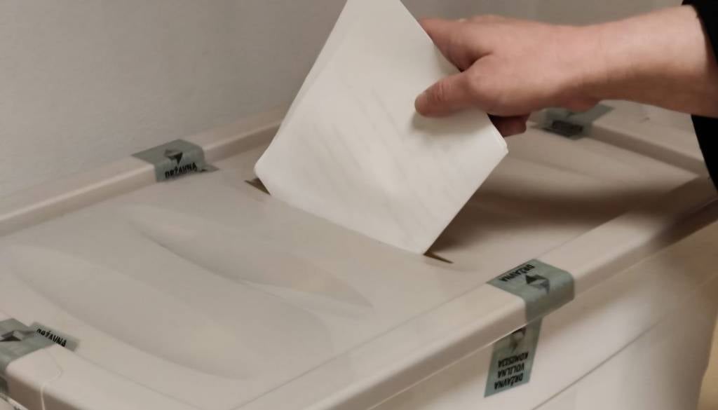 Poslanci podprli tri posvetovalne referendume: Na volišča predvidoma 11. oktobra