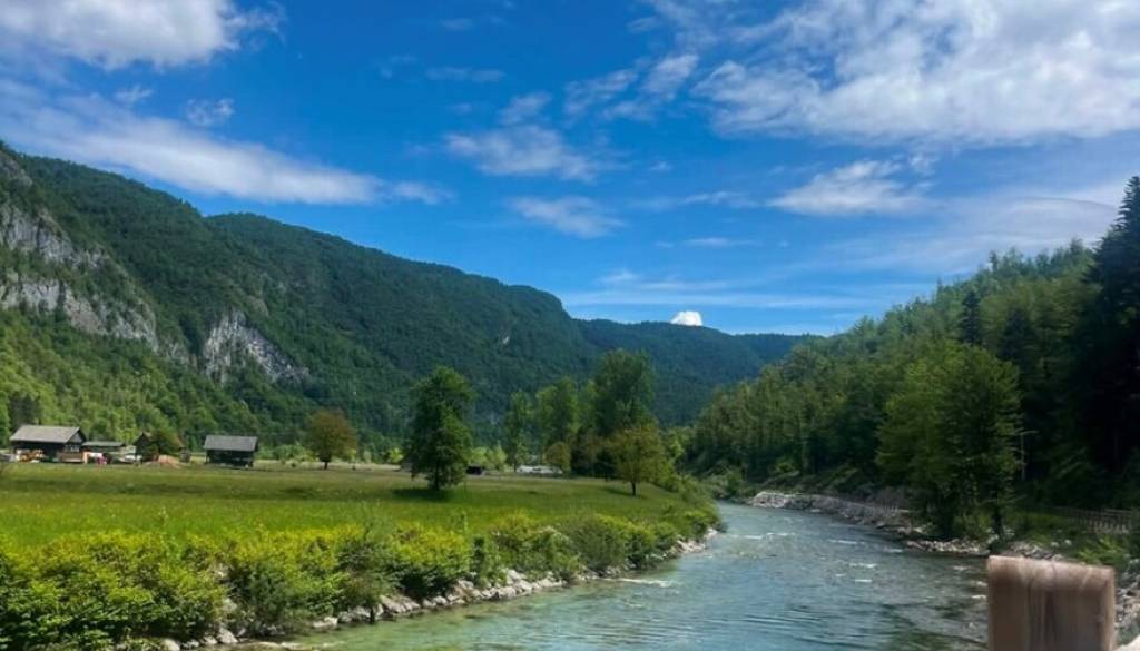 Zaprt del priljubljene kolesarske povezave Bled–Bohinj