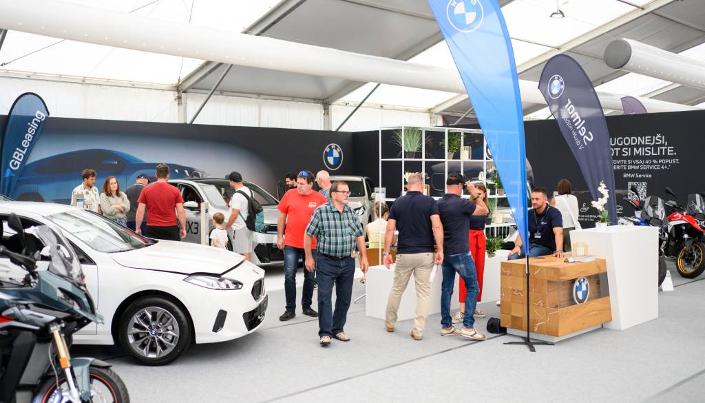 FOTO in VIDEO: Na ogled cela paleta BMW-jevih vozil, zvezda je iX3, svetovni avto leta 2026