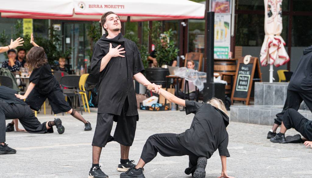 FOTO in VIDEO: Plesni spektakel na Slovenski ulici odprl festival Front@