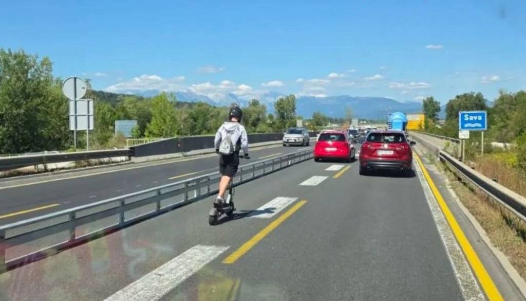 Neverjeten prizor s štajerske avtoceste: Moški z e-skirojem med avtomobili