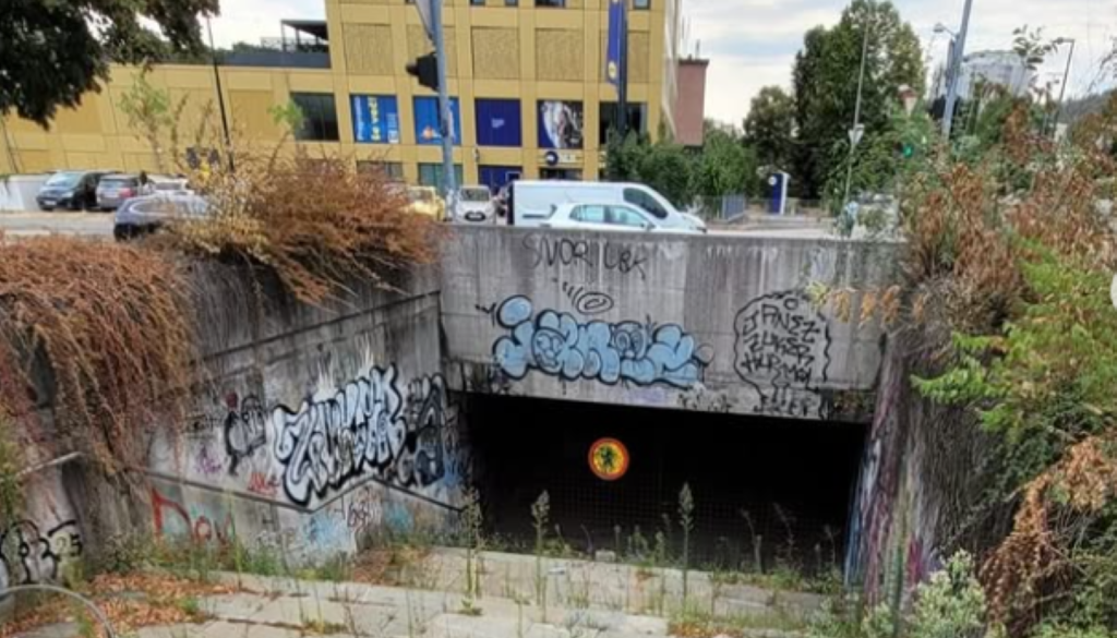 Podhod pri Aleji zaprt že skoraj leto dni: Občina je zdaj očistila stopnice, a podhod še vedno neuporaben