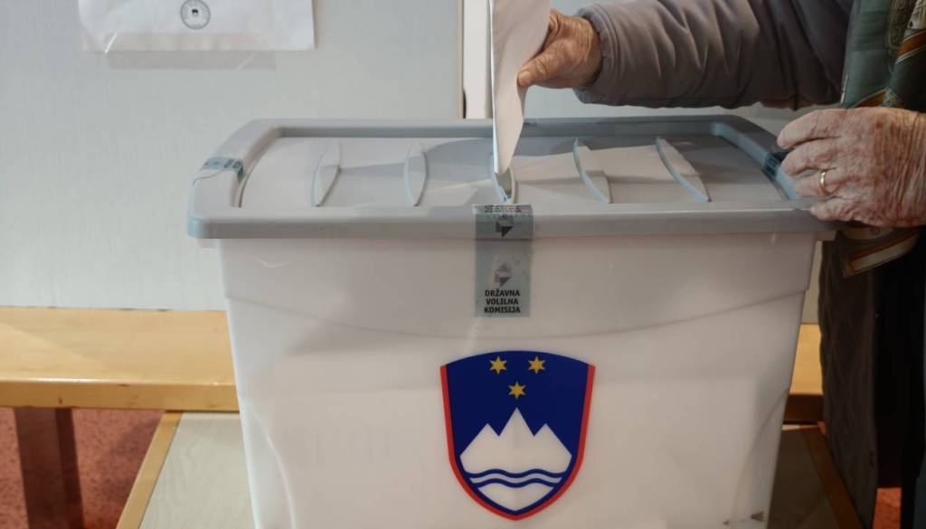 Poslanci potrdili tri referendume, referendumski dan predvidoma 11. oktobra