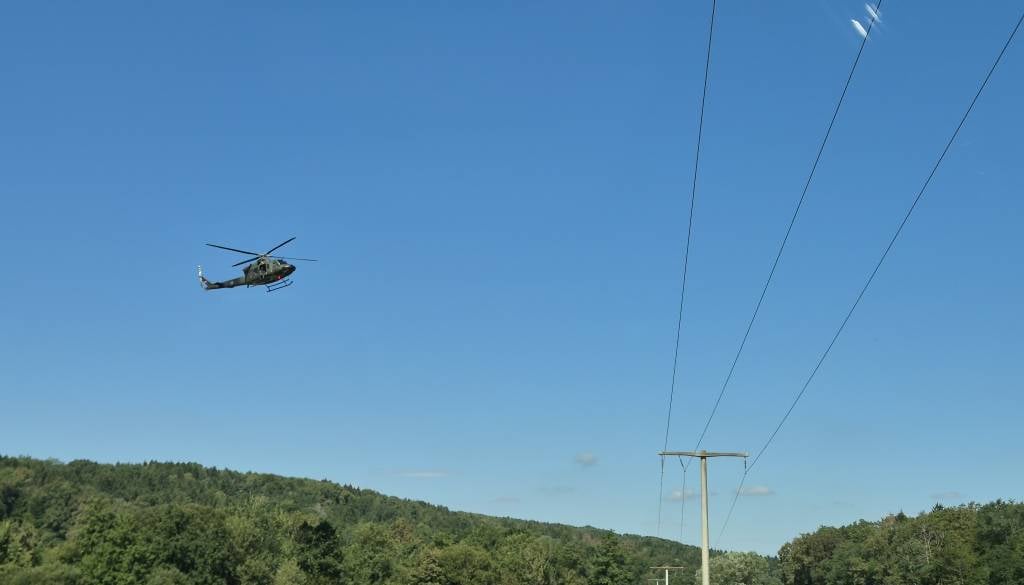 FOTO in VIDEO: Traktorju na Goričkem odtrgalo kolo, poškodovano osebo odpeljal helikopter Slovenske vojske