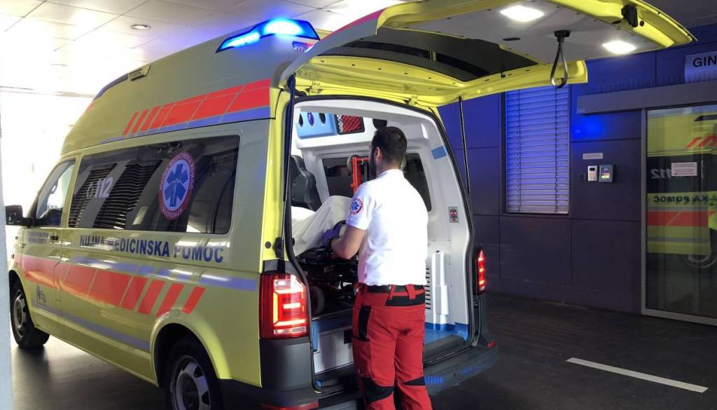 Dramatično jutro v ljubljanskem podjetju, preša stisnila nogo delavcu