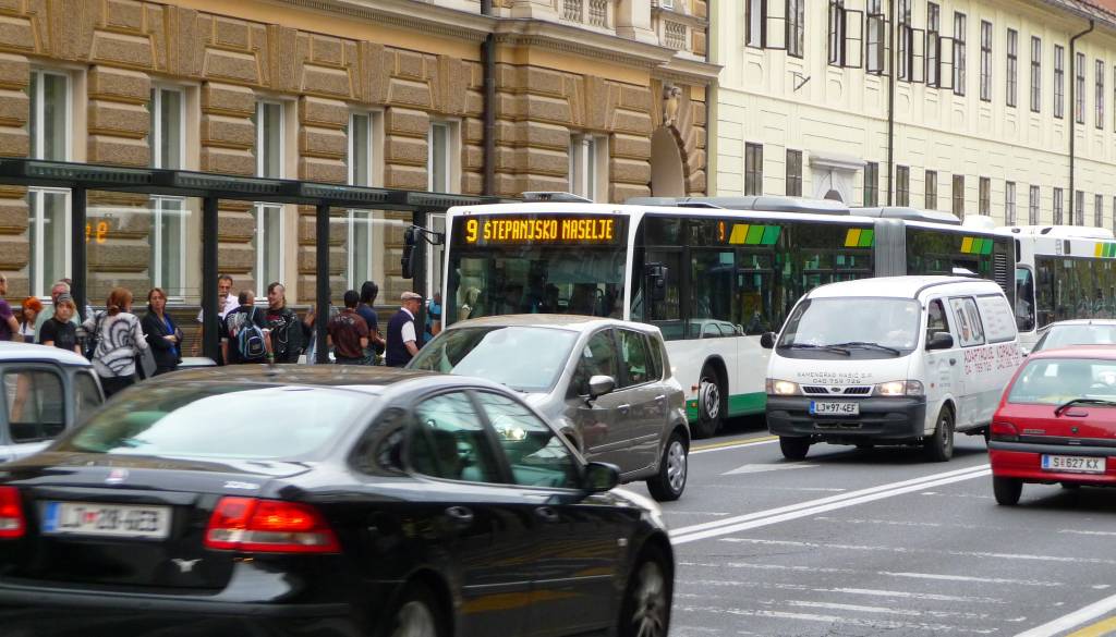Kaj bo s avtobusnimi linijami po prenovi Barjanske? Občina razkrila, kaj se obeta potnikom