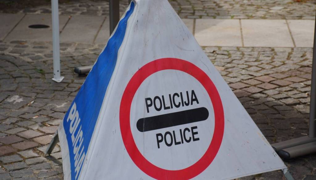 Kolesarju odvzel prednost in odpeljal, ta pa trčil v betonsko škarpo: Policija zdaj išče voznika