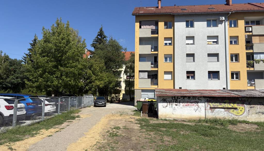 Po gradbenih delih ostala nevarna pešpot? Stanovalci na Ciril-Metodovem drevoredu zahtevali ukrepanje