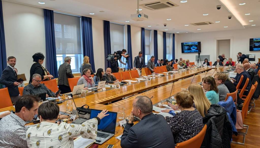 Tik pred volitvami še dve menjavi v mariborskem mestnem svetu, seznam odstopov vse daljši