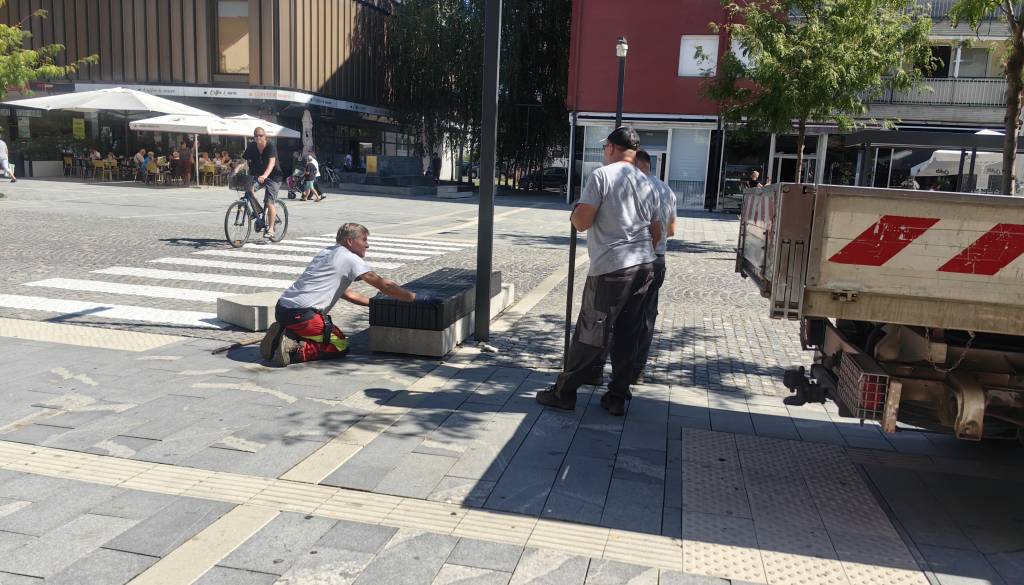 FOTO: Na Slovenski ulici z avtomobilom trčila v betonsko klop