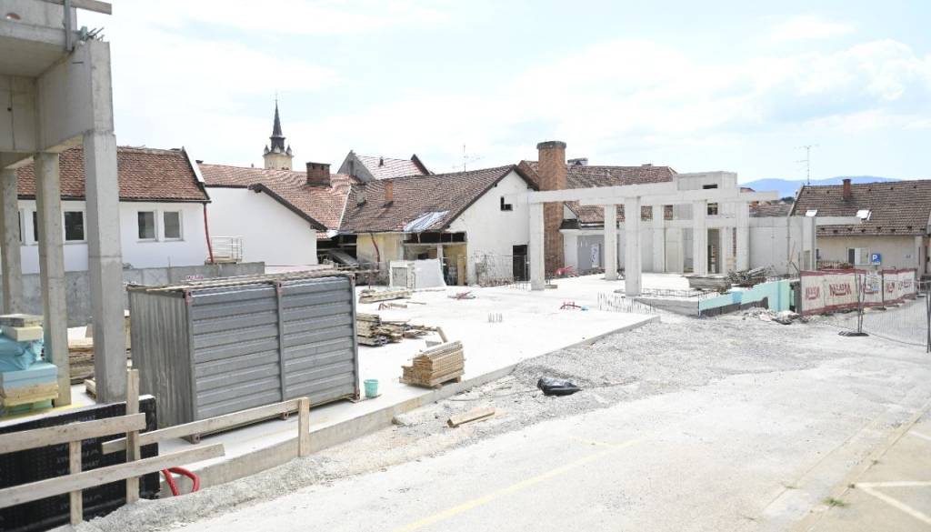 Pri novomeški tržnici bodo spet gradili, a najprej bodo na vrsti arheološka dela