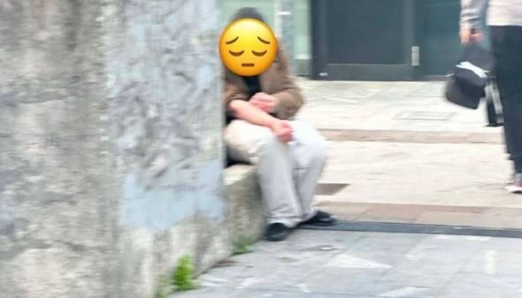 Poglejte, kaj se dogaja na Kotnikovi pri Metelkovi: Fotografije razkrivajo igle, drogo in spanje v vežah blokov