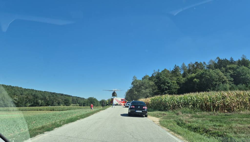 V hudi nesreči na Goričkem udeležen otrok, s helikopterjem so ga prepeljali v UKC Maribor