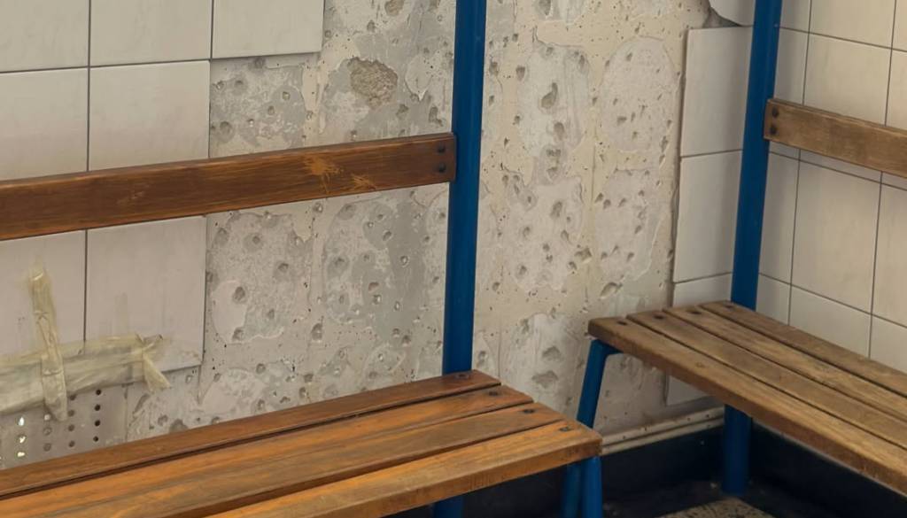 Več kot 300 otrok, garderobe pa enake že 15 let: »Ne govorimo o luksuzu, ampak o osnovnih pogojih«