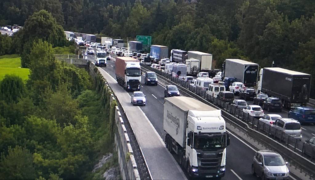V prometni nesreči na avtocesti trije mrtvi, še dva poškodovana