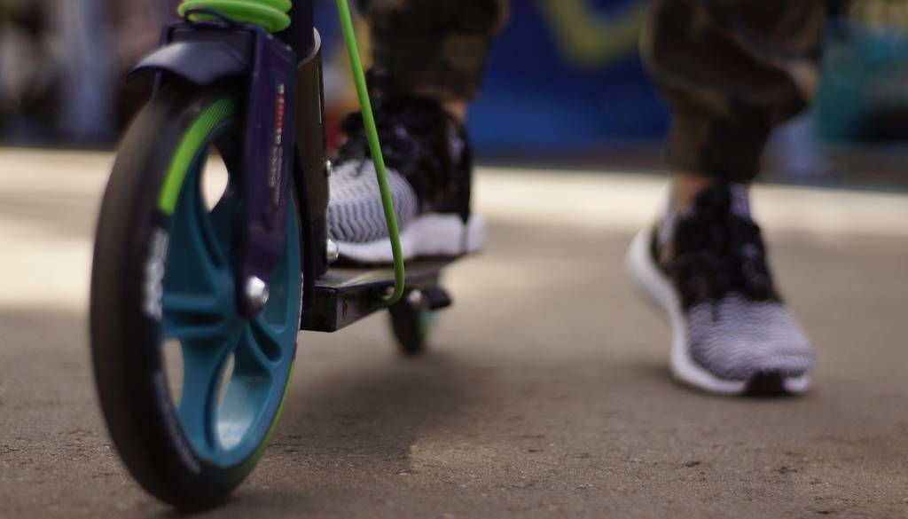 Divjanje s skuterji in e-skiroji na Ptuju postaja vse večja težava