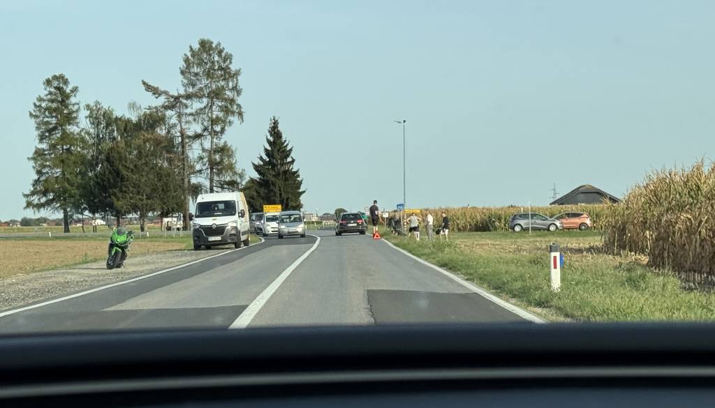 FOTO: Nesreča v bližini Murske Sobote, motorist odletel s ceste