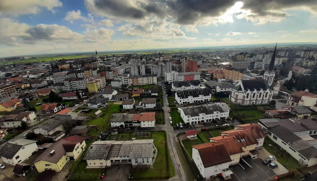 Občina razkrila, zakaj je ustavila prodajo zemljišča ob nekdanji ekonomski šoli