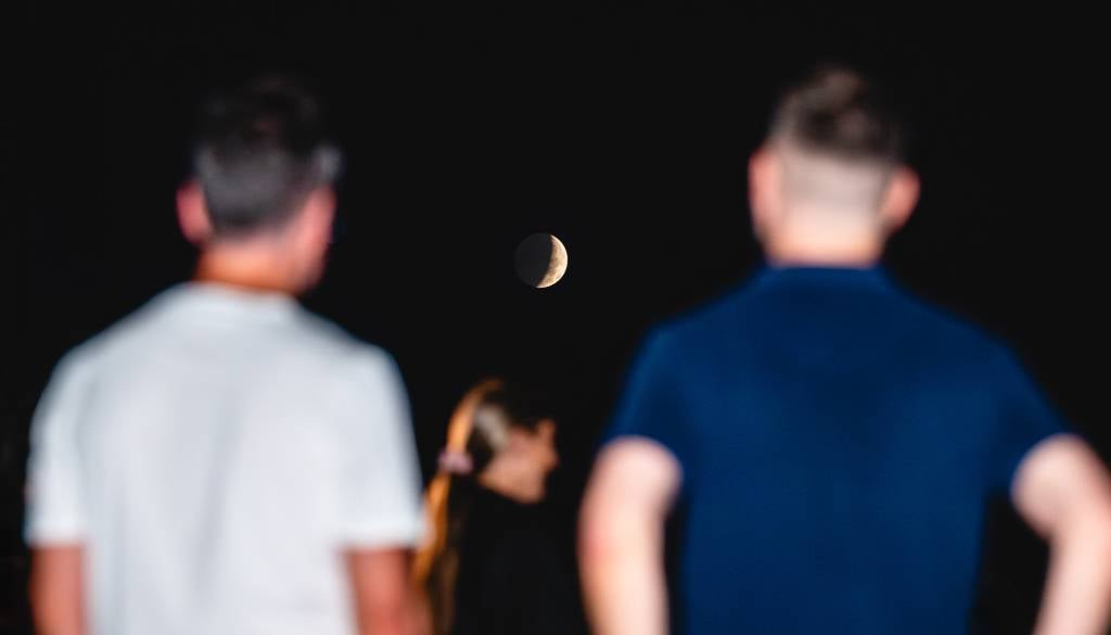 FOTO in VIDEO: Danes zgodaj zjutraj nad Mariborom delni Lunin mrk, organizirano tudi javno opazovanje