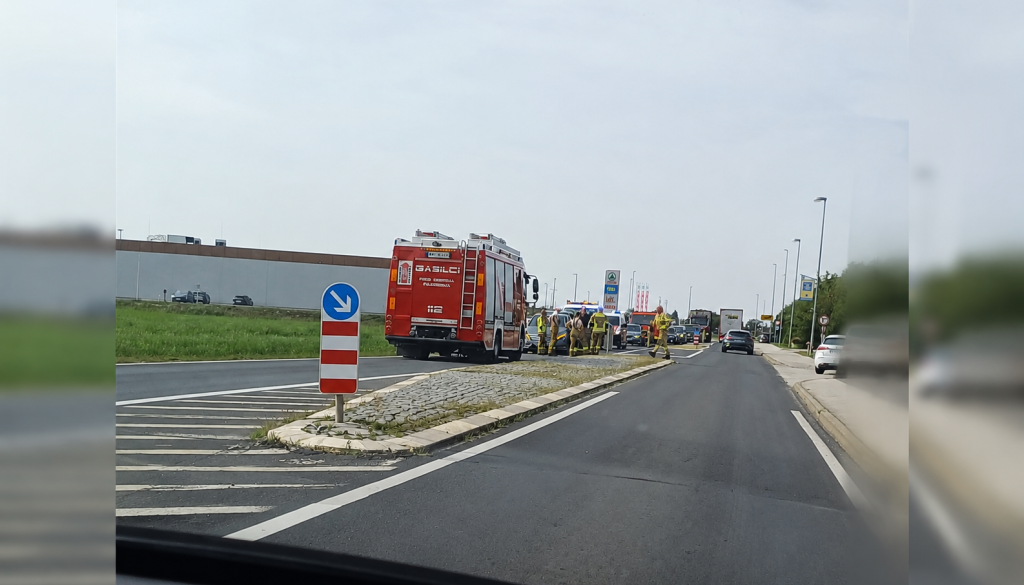 Počilo v bližini bencinskega servisa, na terenu gasilci in policija