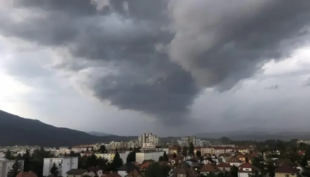 Po vročem dnevu prihaja vremenski preobrat: Ponoči pa zlom poletja