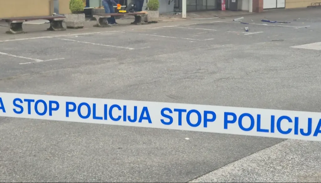 Neznanci z eksplozivom nad bankomat, nastalo za več tisoč evrov škode