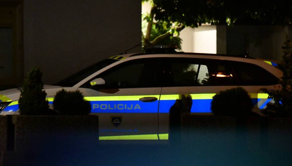 Pomurje: Kršiteljica se ob intervenciji policistov ni pomirila, končala je v pridržanju