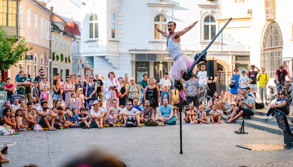 FOTO in VIDEO: Žonglerski spektakel na Ptuju navdušuje na vsakem koraku