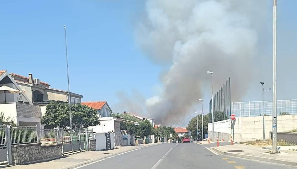 FOTO in VIDEO: Pri Zadru divja velik požar, gasilcem pomagajo štirje kanaderji