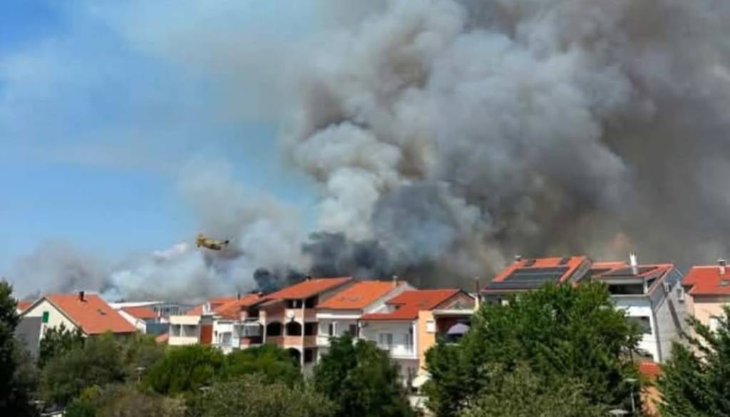FOTO in VIDEO: Pri Zadru izbruhnil velik požar, gasilcem pomagajo štirje kanaderji