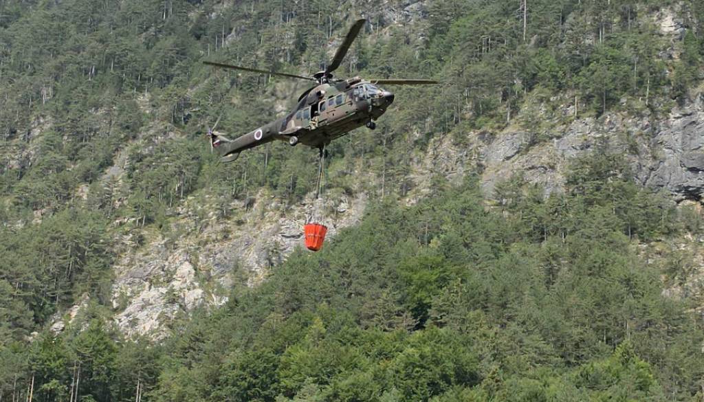 237.000 litrov iz letal, 162.000 iz helikopterjev: tako so (uspešno) gasili požar nad Bovcem