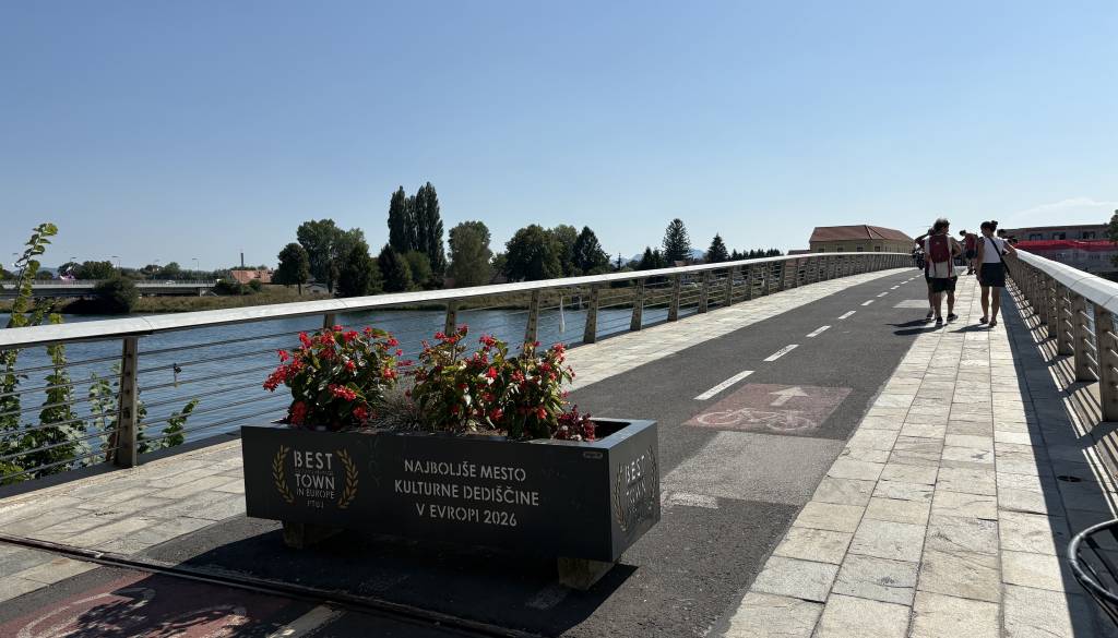 Novo korito na ptujskem peš mostu razburilo kolesarje: Ovira ali ukrep za večjo varnost?