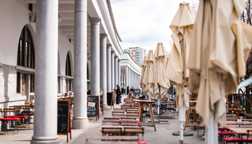 Plečnikove arkade že v prenovi: Na tržnici je postavljeno gradbišče, je sploh odprta?