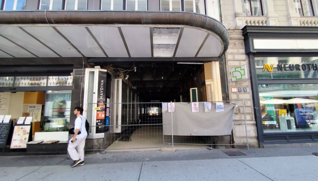 FOTO: Končno se je začela prenova pasaže Kina Komuna, a veliko vprašanje ostaja odprto