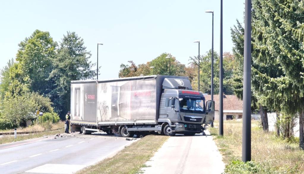 FOTO in VIDEO: Grozljiv prizor na Zaloški - tovornjak razbit, cesta pri Petrolu zaprta