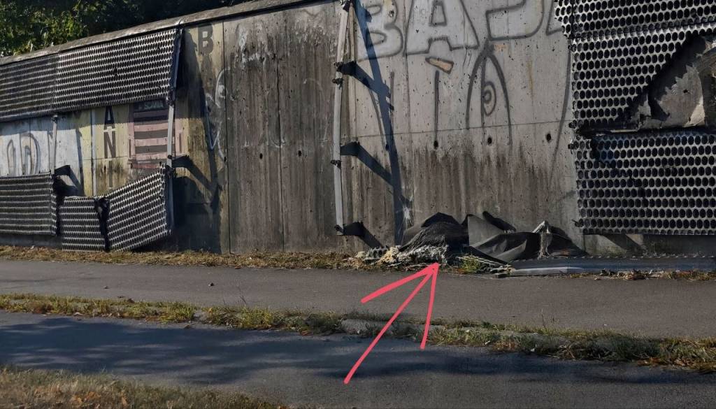 Skoraj je padel s kolesa, poškodovana ograja na Fužinah pa še vedno čaka na sanacijo