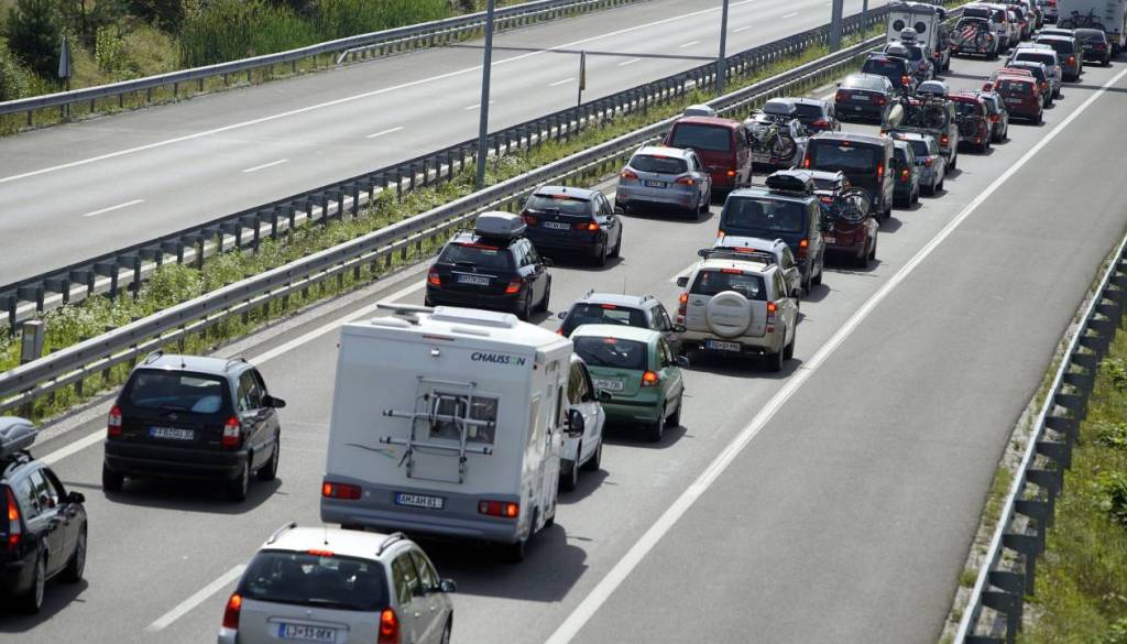 Zadnja avgustovska nedelja v znamenju gneče, na cestah številni zastoji