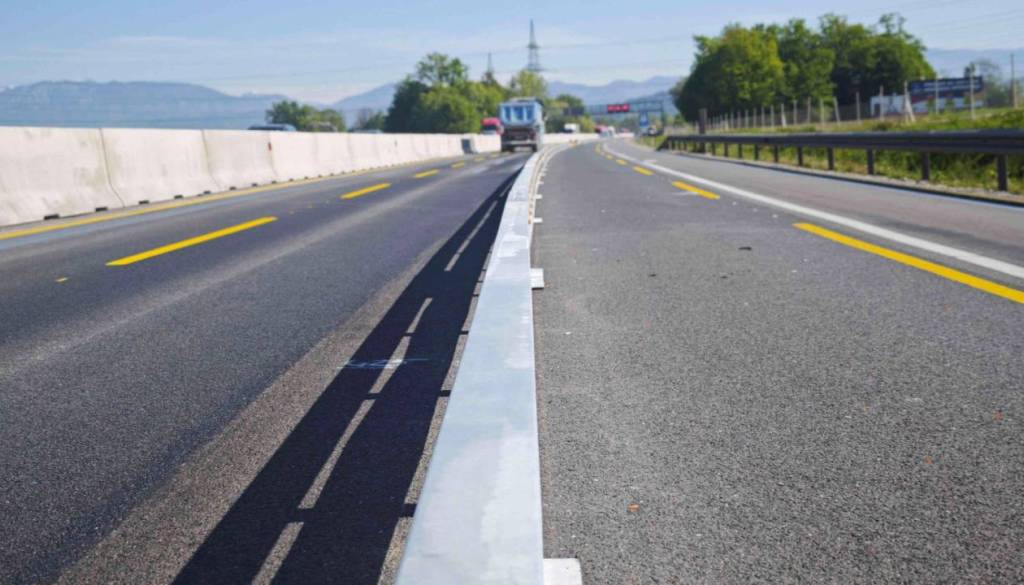 Na gorenjski avtocesti zagorelo vozilo, pazljivo mimo Šenčurja