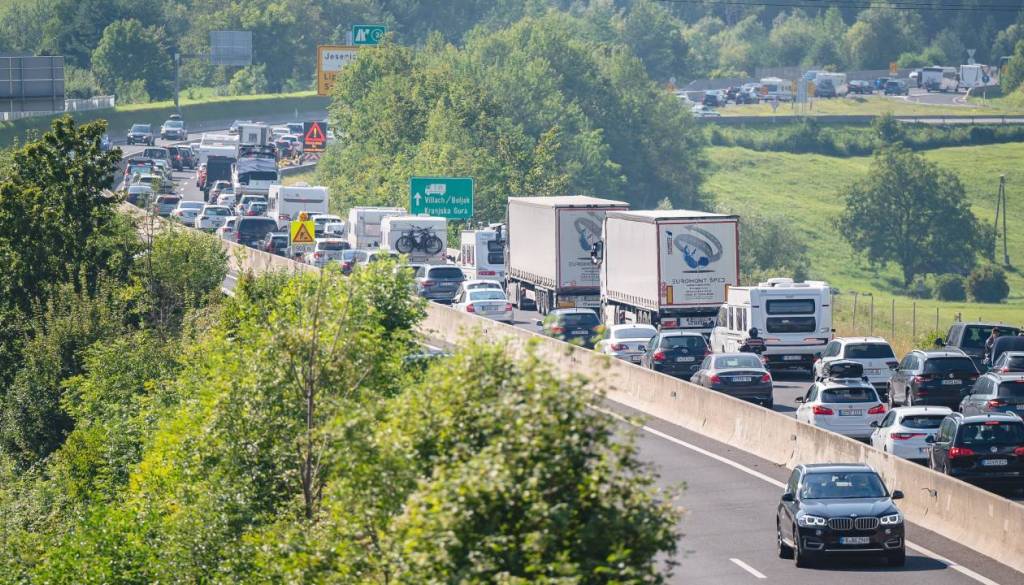 Zadnja avgustovska nedelja prometno zelo obremenjena, zastoji na več odsekih
