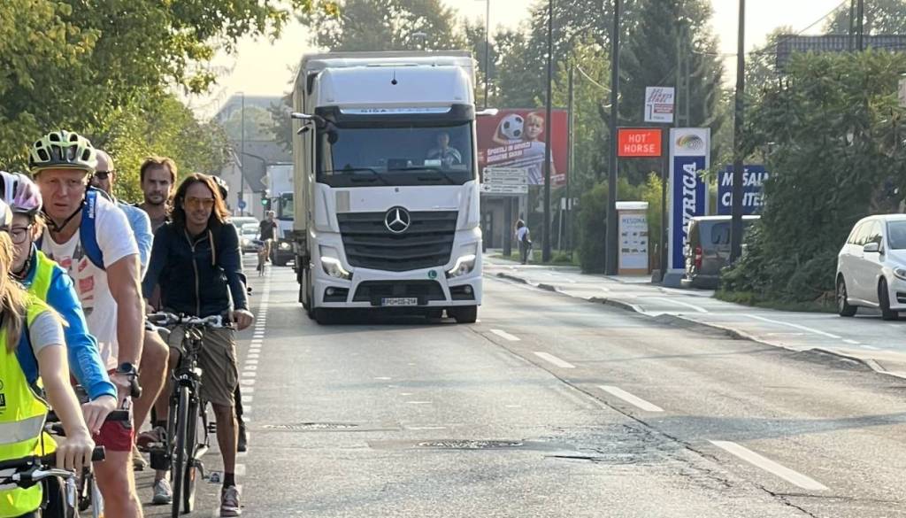 Štirje mrtvi kolesarji v enem letu: Praprotnik zahteva 30 kilometrov na uro, na Dunajski že 40