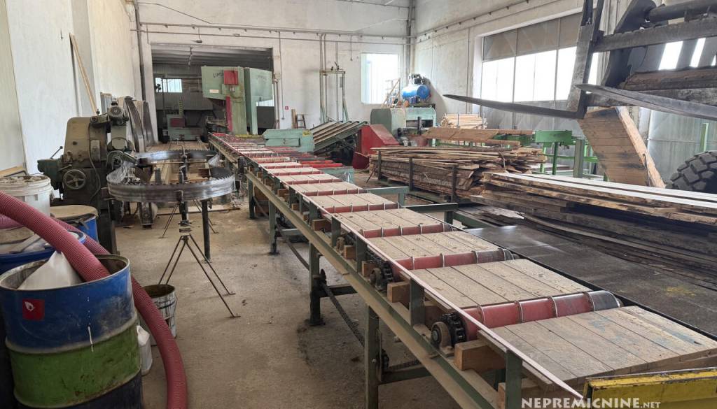 Za dva milijona evrov se sredi Ribnice prodaja industrijski kompleks