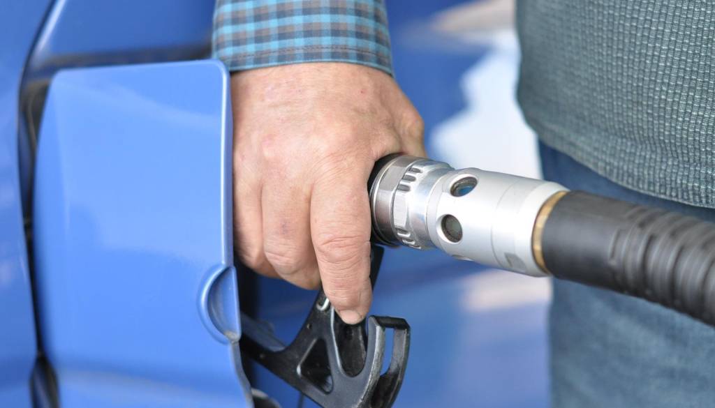 Od polnoči nove cene goriv: Dizel občutno cenejši, bencin dražji